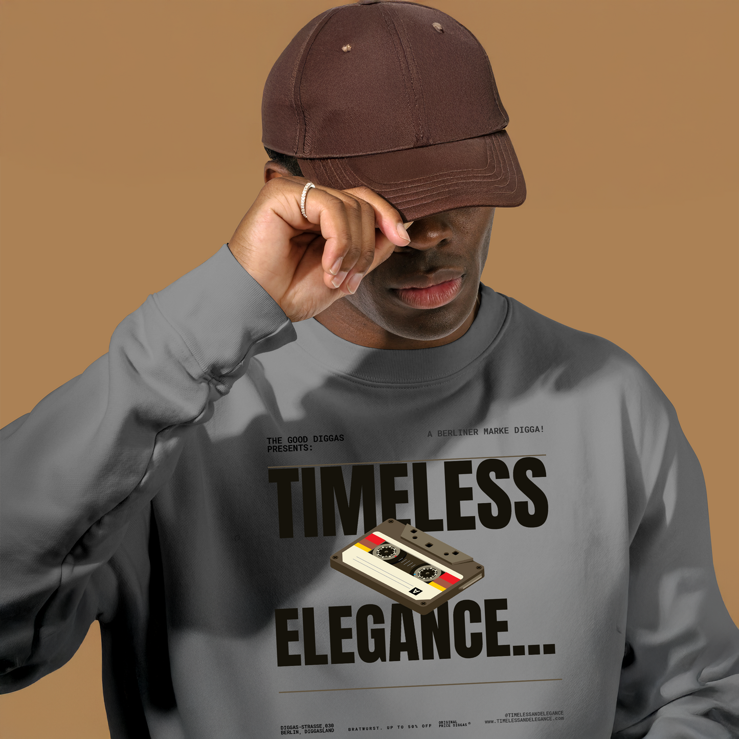 Timeless Retro Front Sweatshirt (Black)